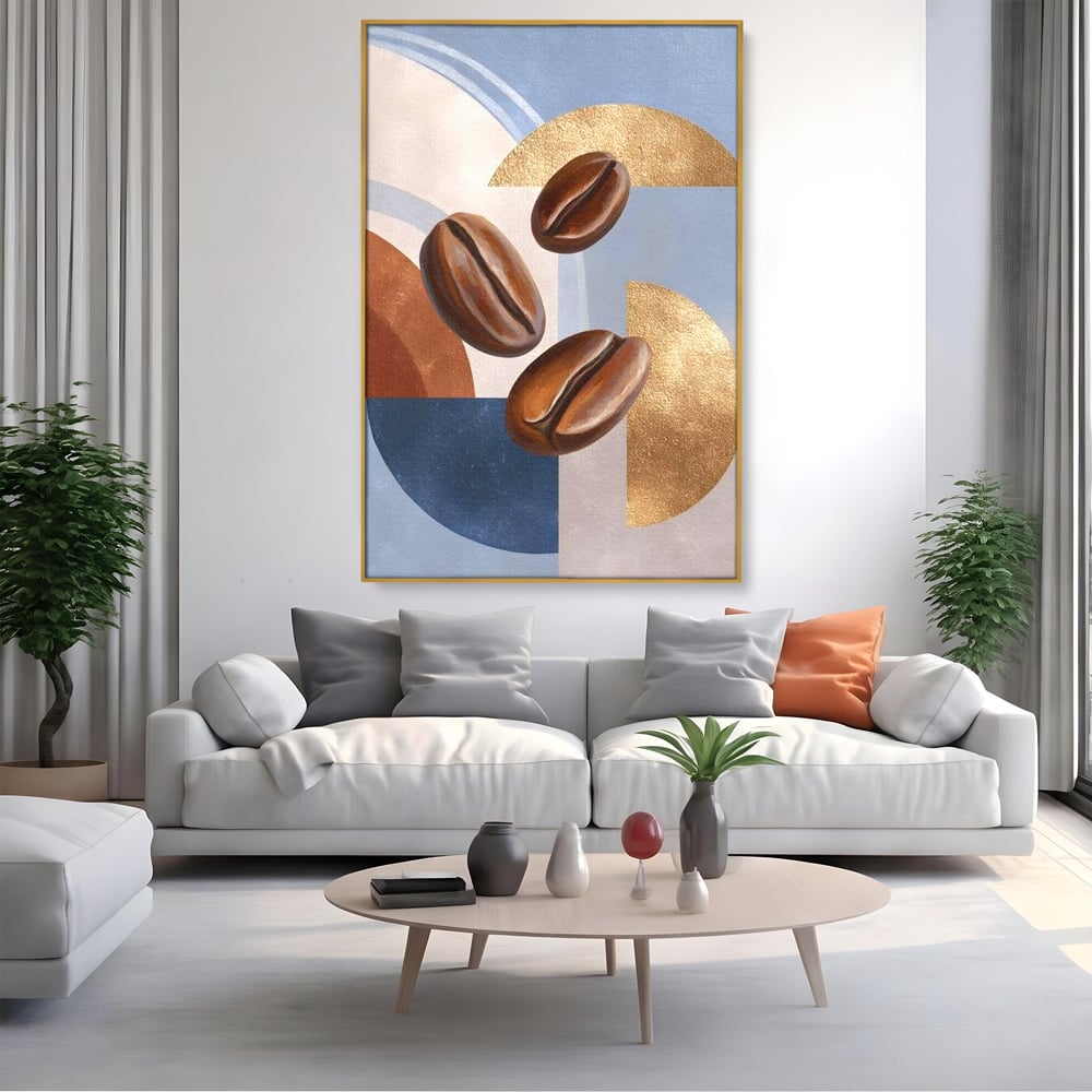 Tablou canvas cu tablou canvas cu boabe de cafea, in rama de aluminiu auriu, pe perete intr-un living